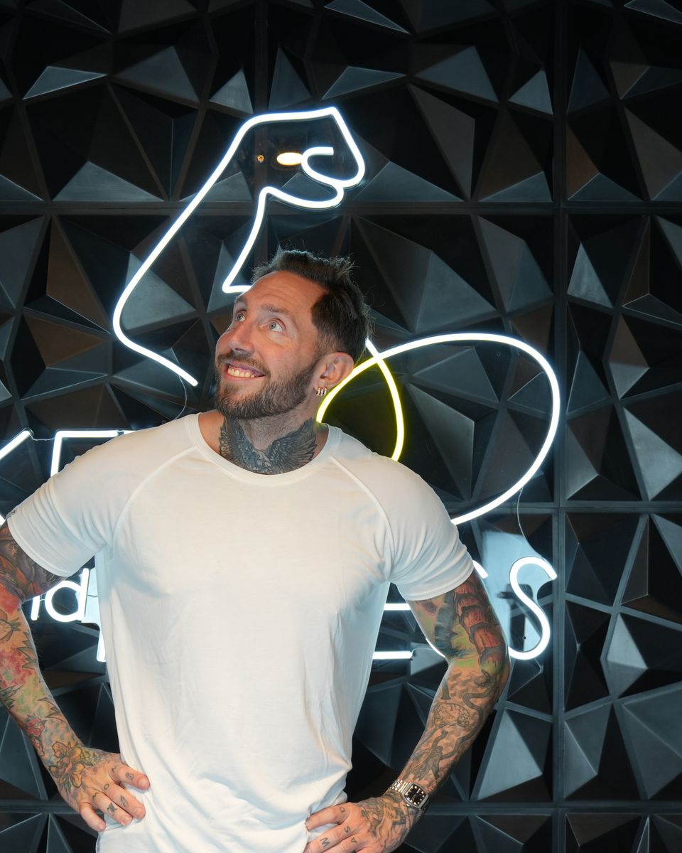 Manuel Juárez Bètemps en el estudio de Keto & Fitness