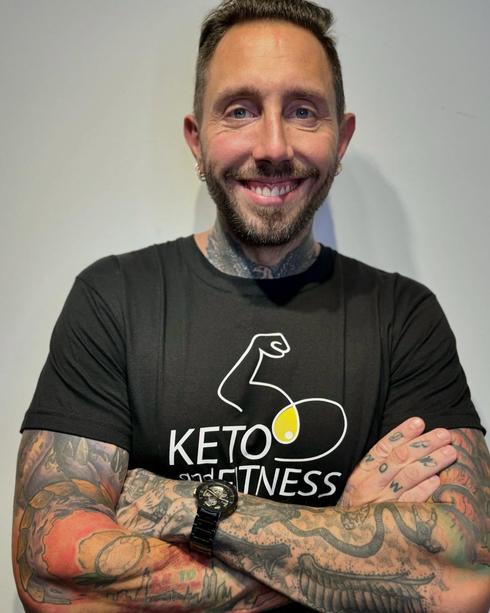 Manuel Juárez Bètemps con la remera de Keto & Fitness
